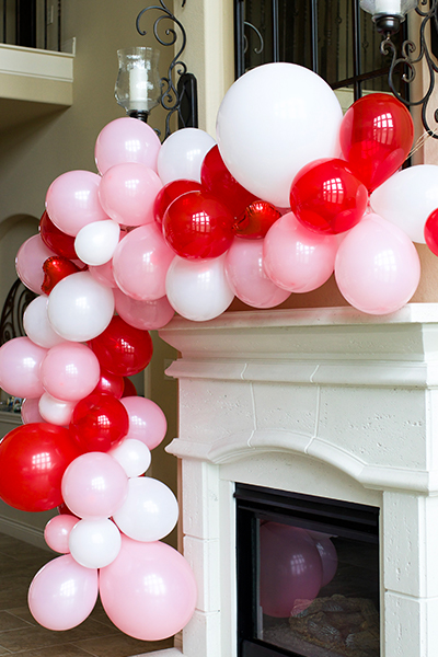 Let's make a super easy balloon garland! We use the fishing line